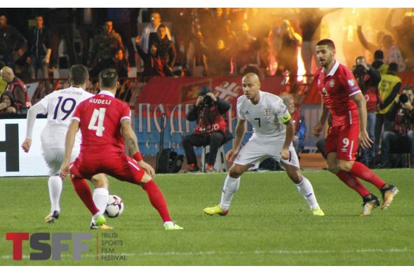 მიაქციეთ ამ ბიჭს ყურადღება