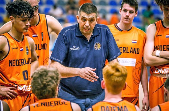 საქართველოსთვის პრინციპული მატჩისთვის ნიდერლანდელთა მწვრთნელმა 25 მოთამაშე გამოიძახა საქართველოსთვის პრინციპული მატჩისთვის ნიდერლანდელთა მწვრთნელმა 25 მოთამაშე გამოიძახა