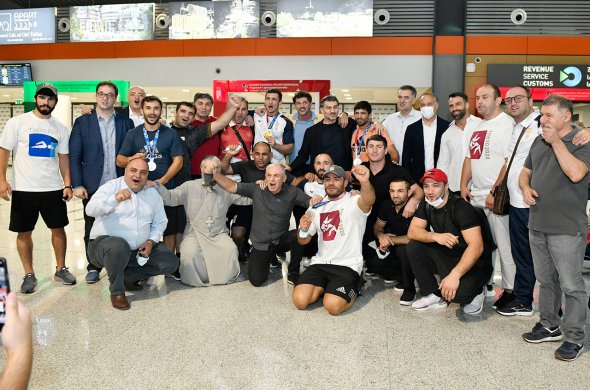 ლაშა ბექაურსა და ქართველი ოლიმპიელების პირველ ნაკადს თბილისის აეროპორტში ასობით გულშემატკივარი დახვდა
