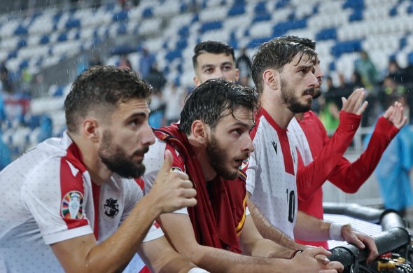 შხაპუნა წვიმა ერთადერთი იყო, რაც ამ კოშმარში გაფხიზლებდა შხაპუნა წვიმა ერთადერთი იყო, რაც ამ კოშმარში გაფხიზლებდა