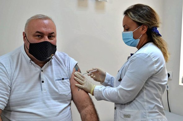 ქყვეყნის მთავარი სპორტული ექიმი “ასტრაზენეკას” ვაქცინით აიცრა