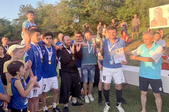 ქართლოსი იქიდანაც საფეხბურთო საქმეს აკეთებს ქართლოსი იქიდანაც საფეხბურთო საქმეს აკეთებს