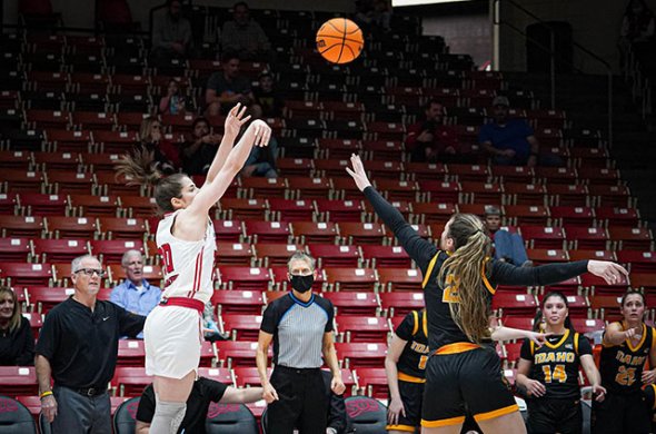ნატალია ოთხმეზურმა საკრამენტოს 13 წუთში 12 ქულა ჩაუგდო