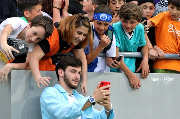 ბევრი ემოცია და მოლოდინი - ხვიჩა ნეაპოლში გააცილეს