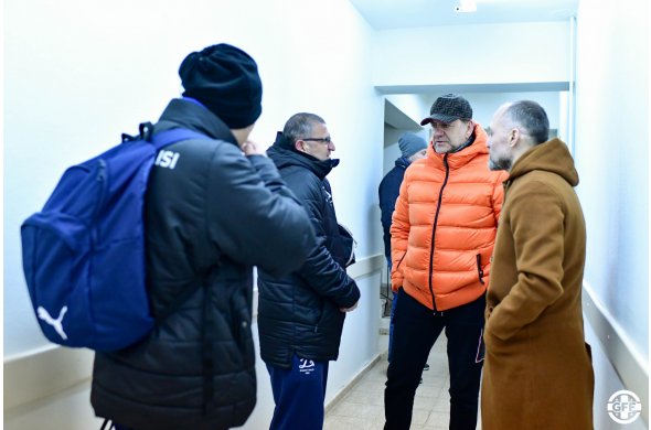 ვაისი აკვირდება