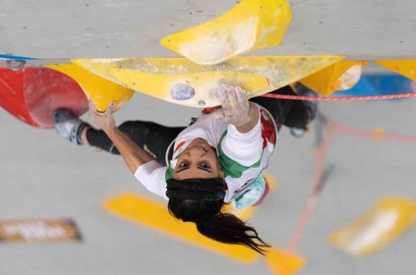 ირანელი მეკლდეური ქალი ბოდიშს იხდის ჰიჯაბის გარეშე ასპარეზობისთვის