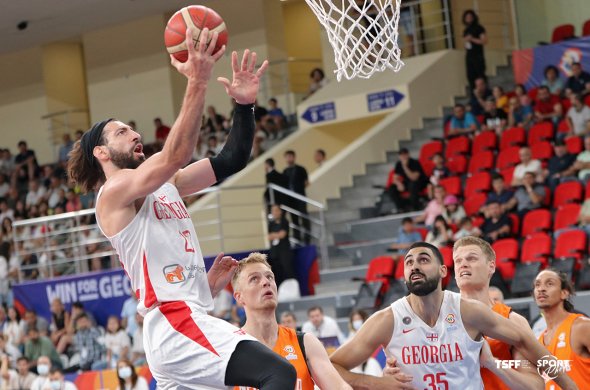 თორნიკე შენგელია გულშემატკივარს მიმართავს თორნიკე შენგელია გულშემატკივარს მიმართავს