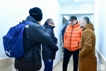 ვაისი აკვირდება