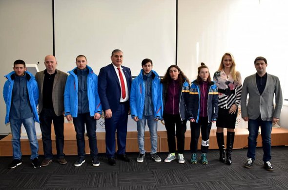 სამთო მოთხილამურეები და ფიგურული მოციგურავე სარაევოში გაემგზავრნენ