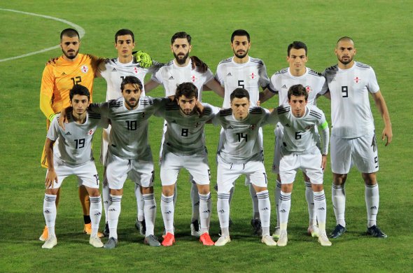 ახალგაზრდული ორი საშინაო თამაშისთვის ემზადება