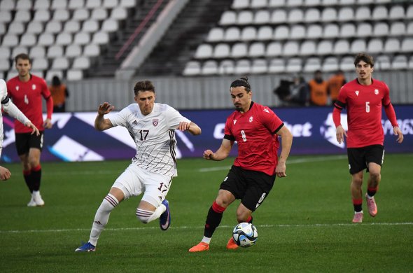 სრული უპირატესობით, არაპროპორციული მსაჯობით, საბრძოლო ყაიმით