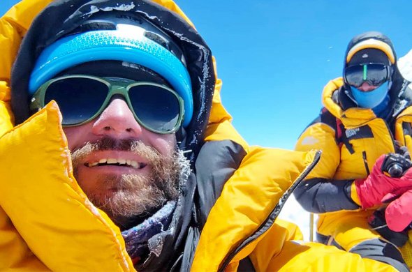 ქართული და უკრაინული დროშებით მაკალუზე - მთიდან ჩამოსული ოდნავ დაგვიანებული ამბავი