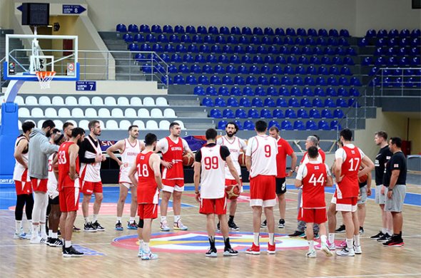 ახალ დარბაზში, გოგას გარეშე ესპანეთის წინააღმდეგ